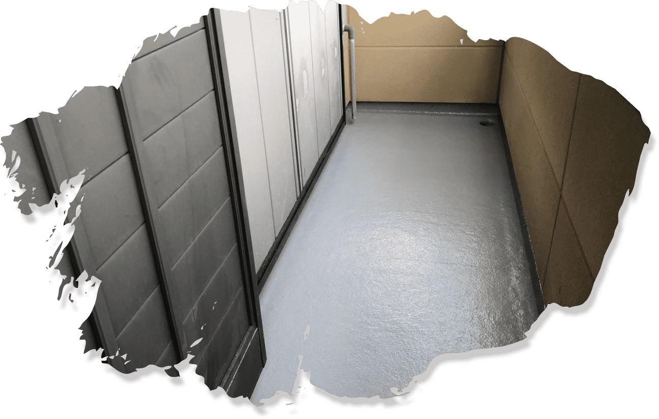 グレーの防水床塗装が施されたバルコニーのクローズアップ画像。滑らかな光沢のある表面