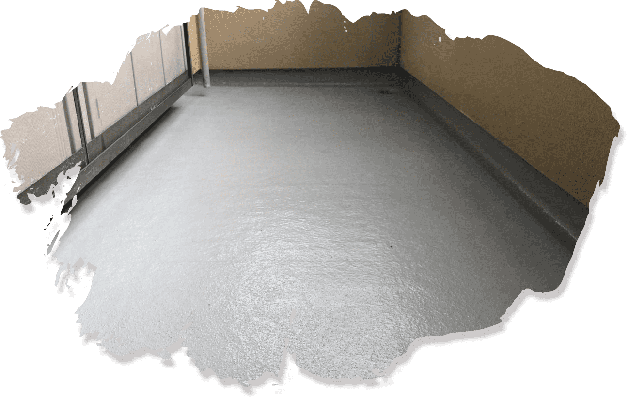 防水施工の工程で、ローラーを使い床面に塗料を均一に塗っている様子