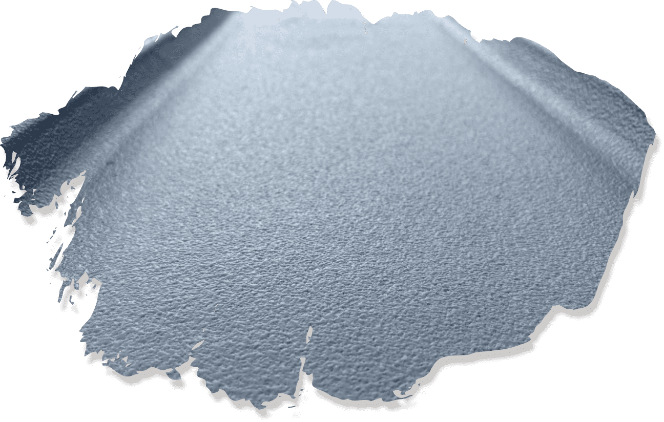 工事中の金属屋根、職人がスプレー塗装を行っている場面