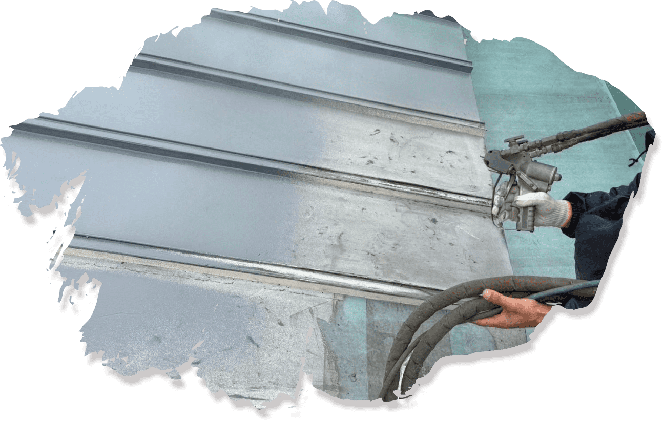 金属製の屋根と排水口が設置された屋根端部