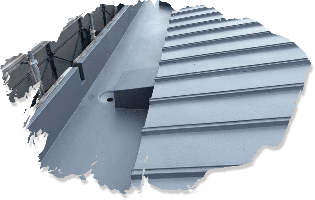 金属屋根の塗装作業、塗料を吹き付ける道具が映る