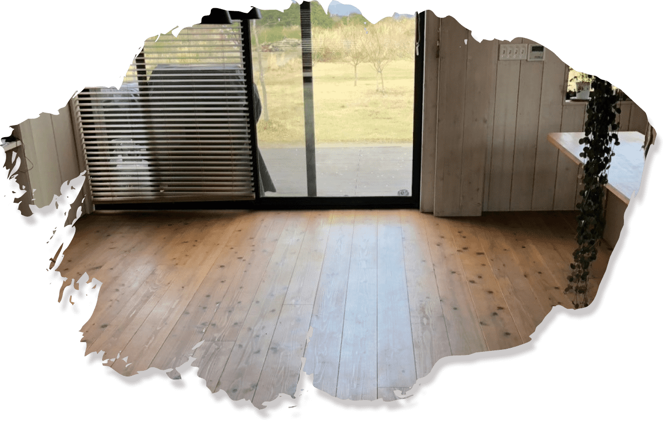 木の床と窓際のシンプルな部屋のインテリア