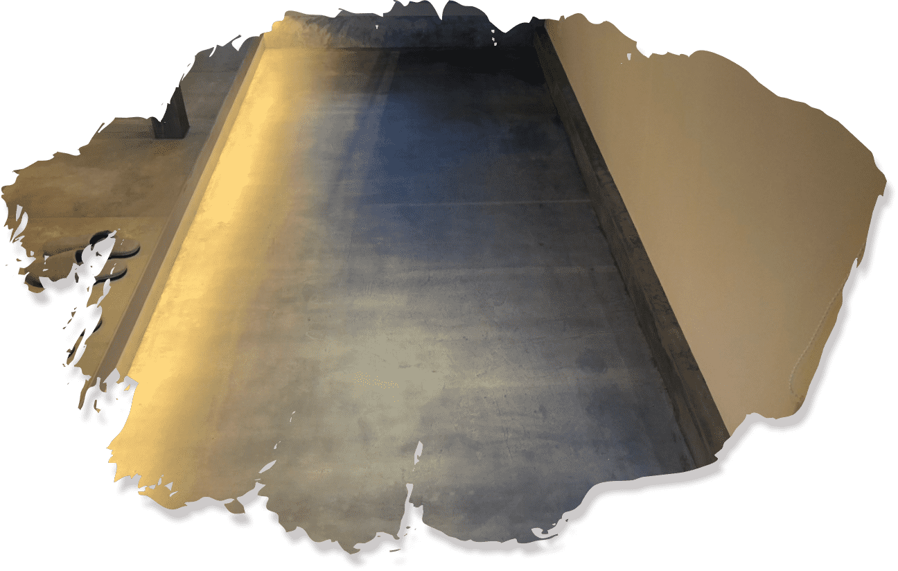 落ち着いたグレーの床と温かな照明が映える室内空間