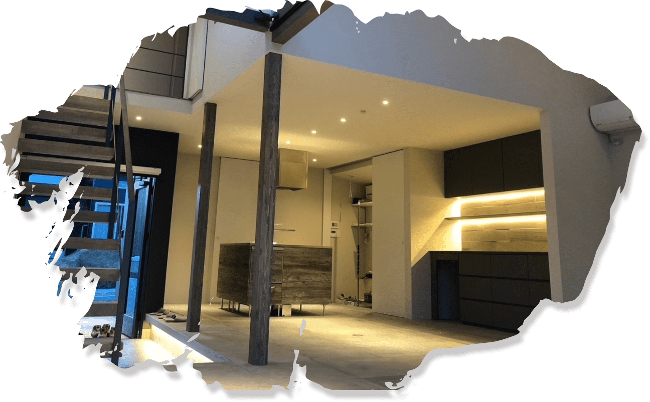 木と白を基調にしたスタイリッシュなキッチンと階段の空間