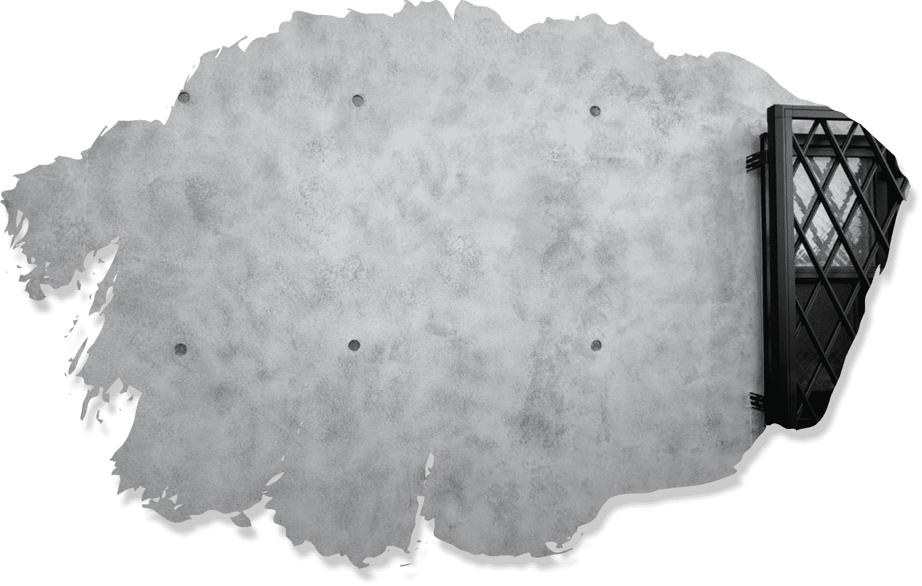 石調の壁にタオルラックが設置された、落ち着いた空間のバスルーム