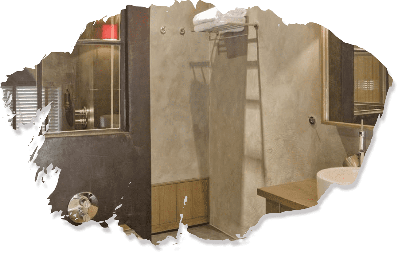 丸みのあるバスタブと天井のデザインが印象的なバスルーム