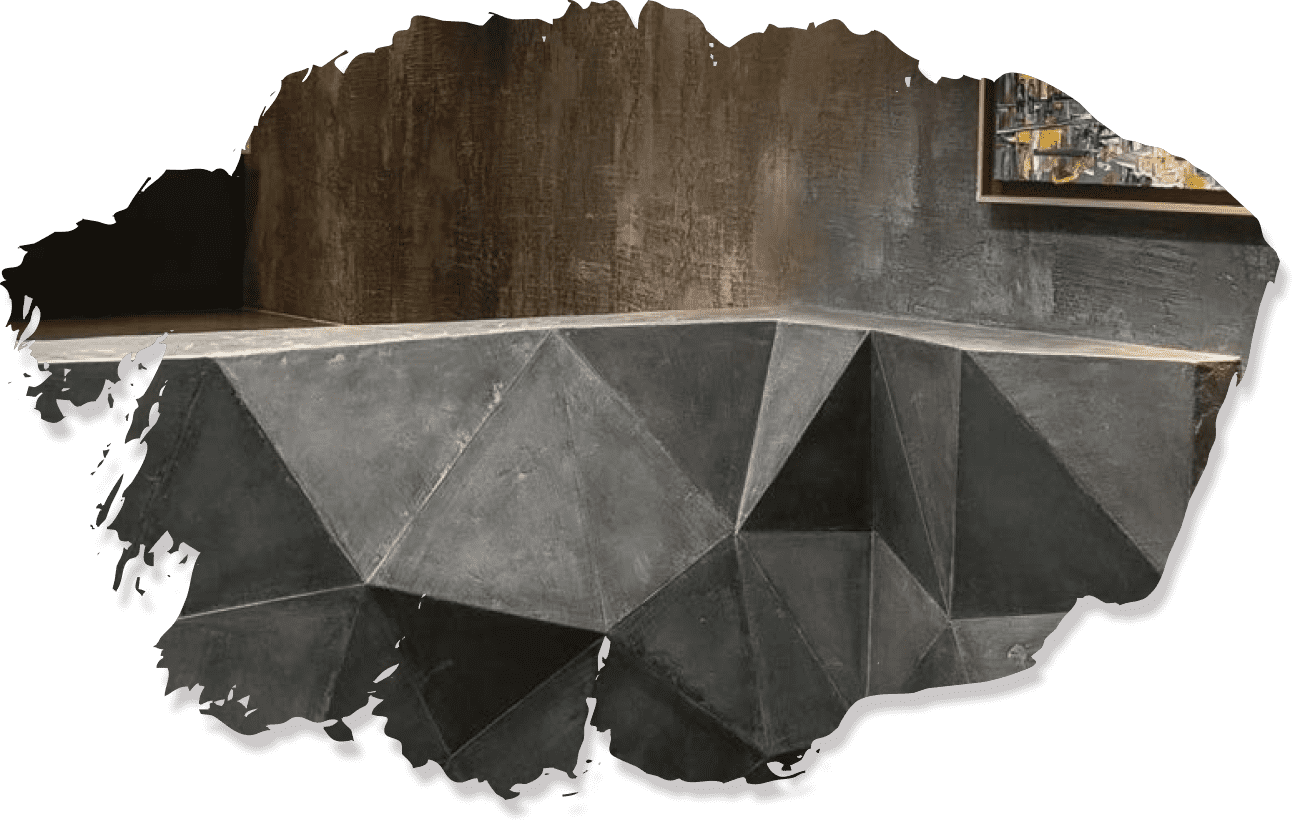 無機質なコンクリート壁に黒い格子窓が映えるデザイン