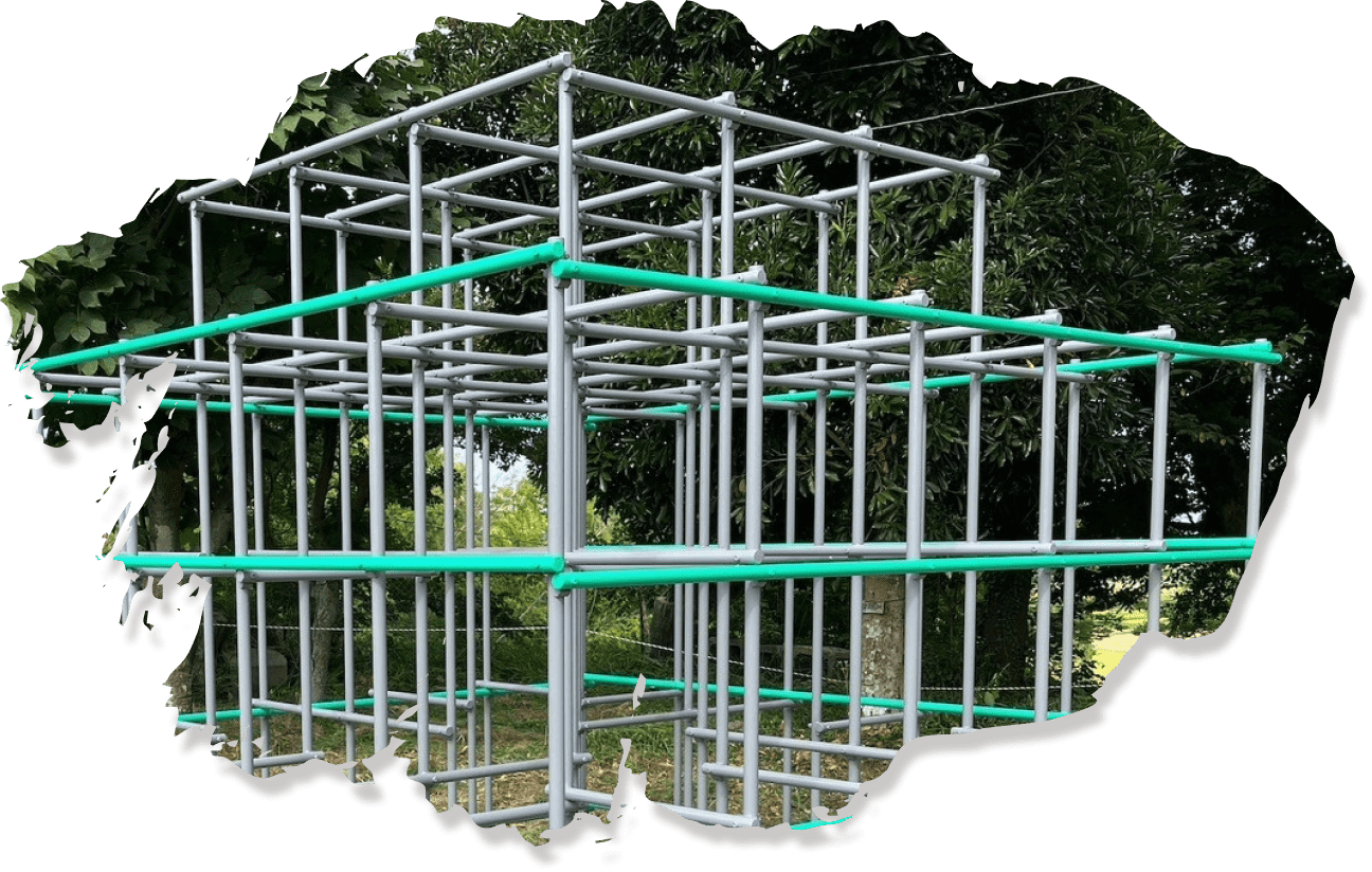 自然に囲まれた遊具エリア、銀色と緑色のジャングルジム