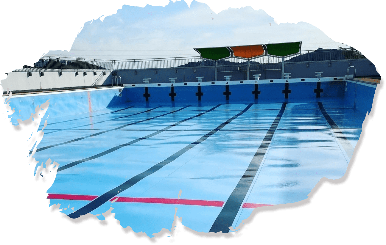 水が張られていない、青く塗装された競技用プールの風景