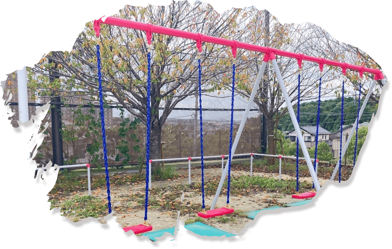 庭のウッドデッキと黒い壁が調和するシンプルな住宅