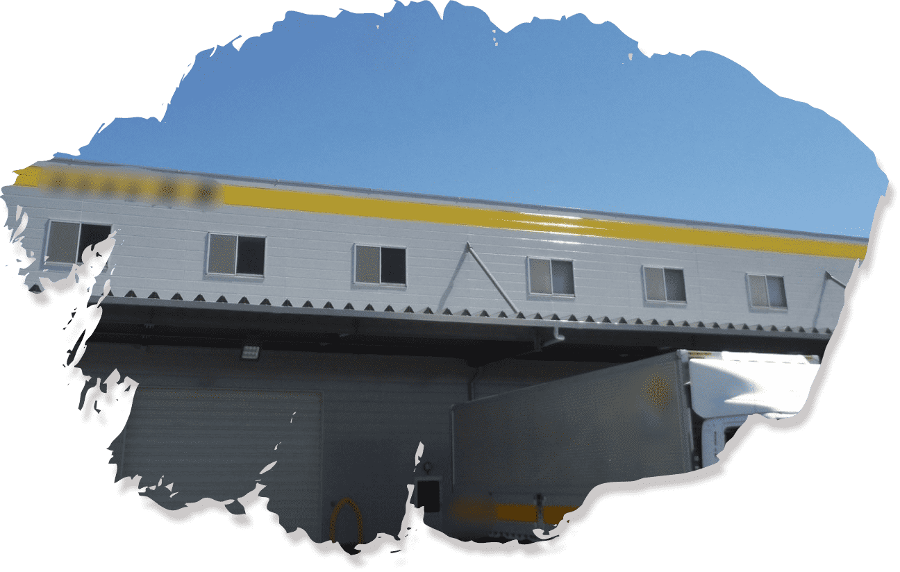 バルコニー付きのピンク色の美しい2階建て住宅