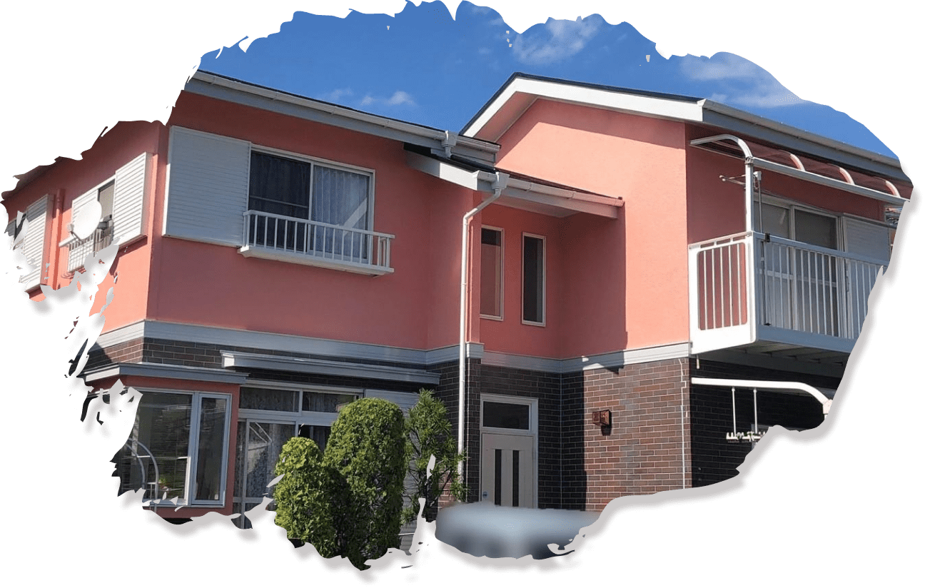 明るい空の下、機能的なデザインが特徴の倉庫