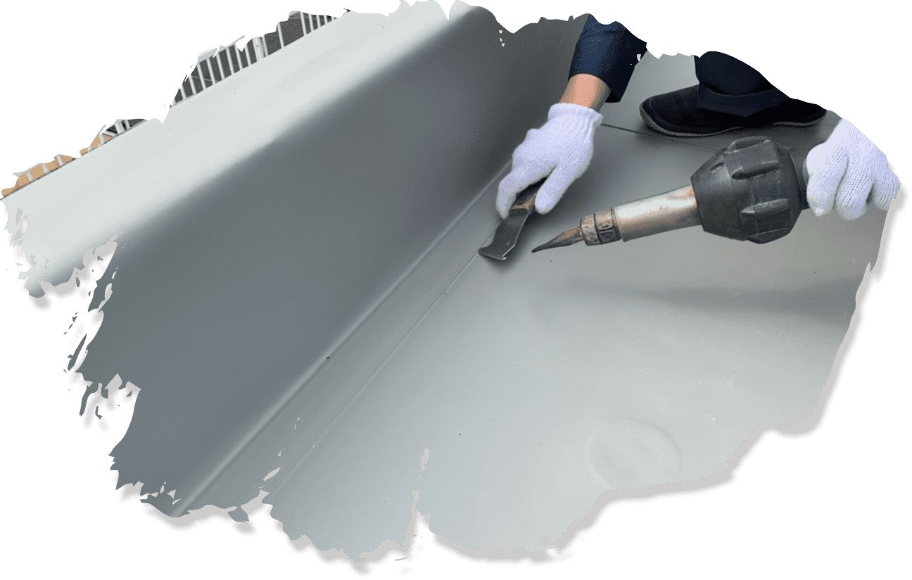 安全柵と機械設備が設置された屋上の防水塗装仕上がり