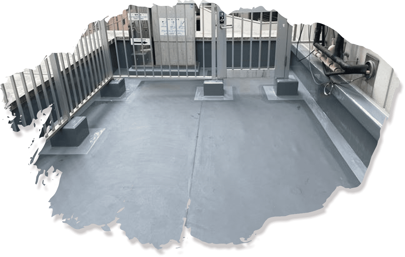 施工中の屋根防水工事、職人が塗料を均一に塗布している様子