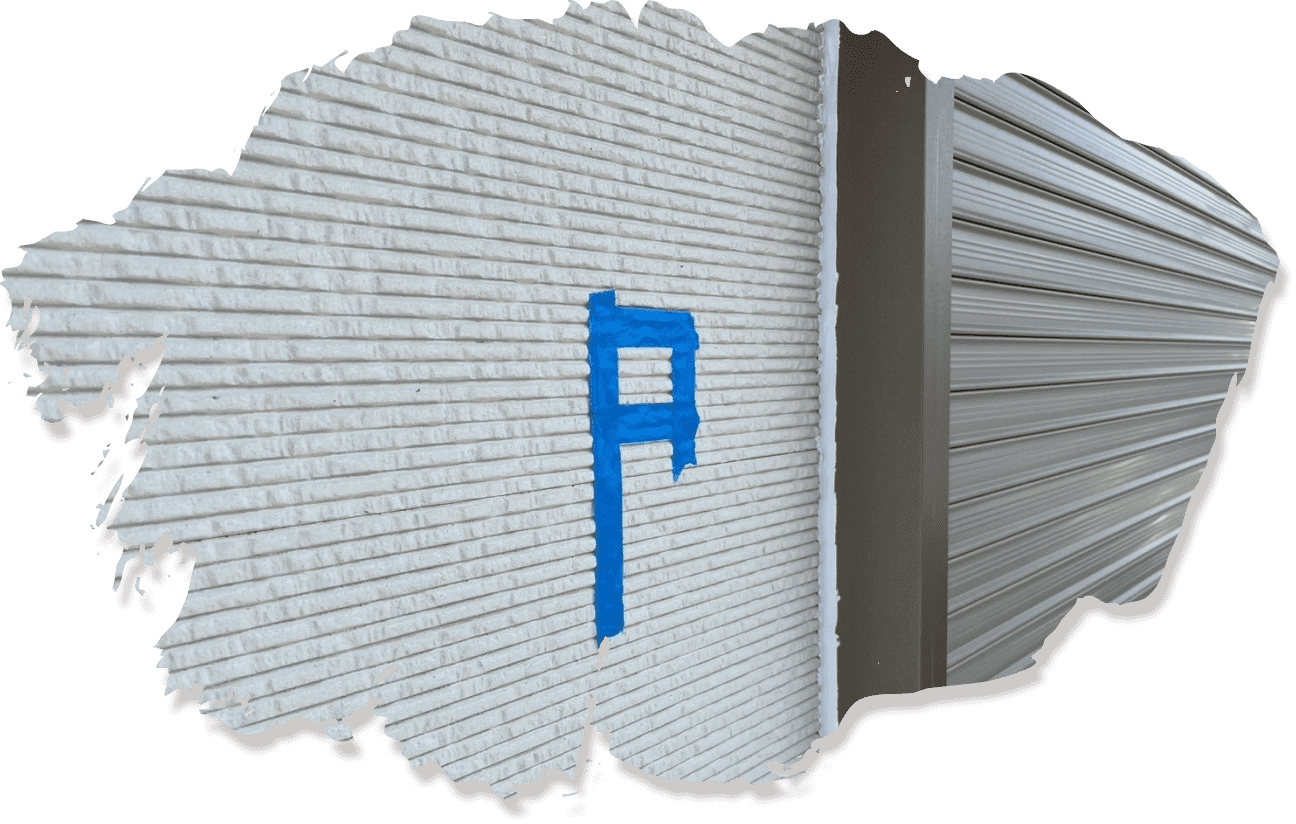 建物外壁の目地に緑のマスキングテープを貼り、白いシーリング材を施工中