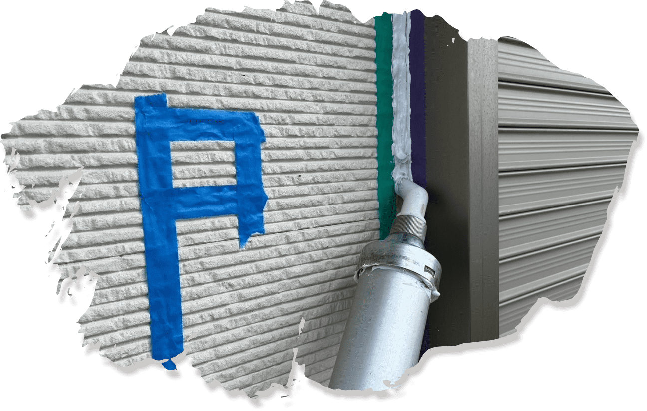 外壁目地の補修作業中。青いテープが貼られ、シーリング材が充填されている部分が見える