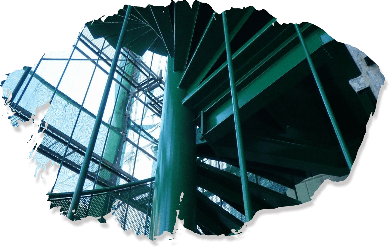 窓から光が差し込む、緑色の鉄骨階段のディテール