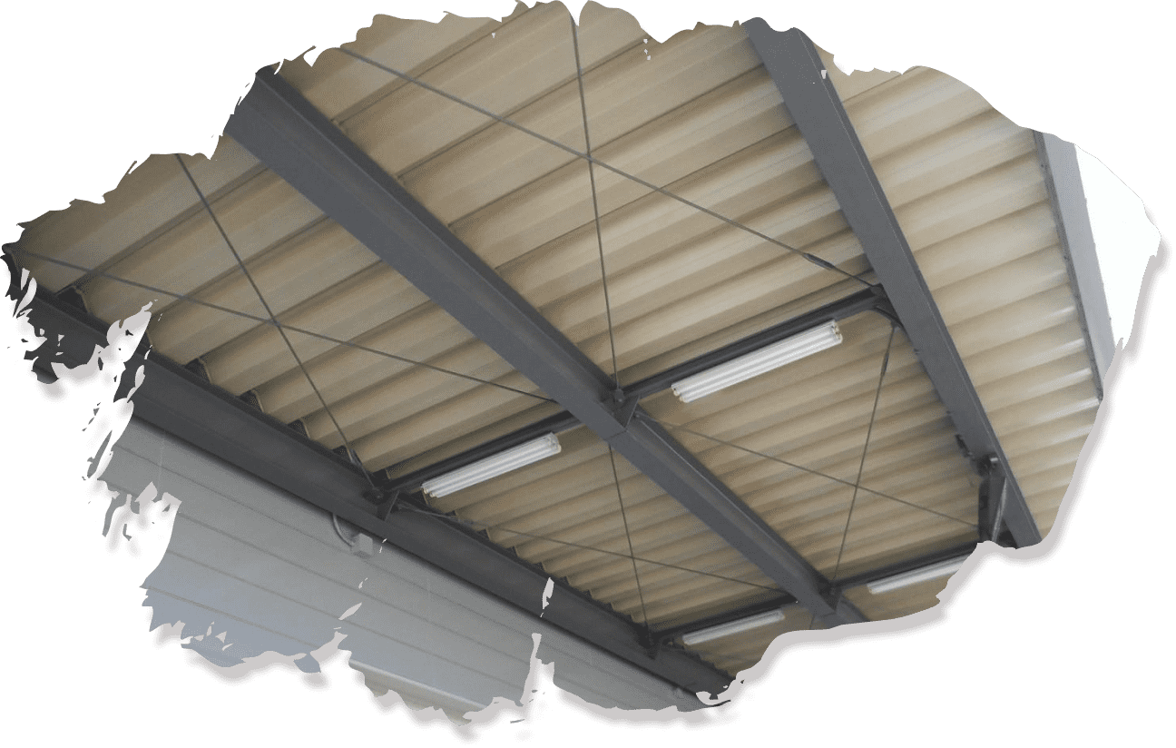 工事用重機と赤い鉄骨フレームがある工事現場の風景