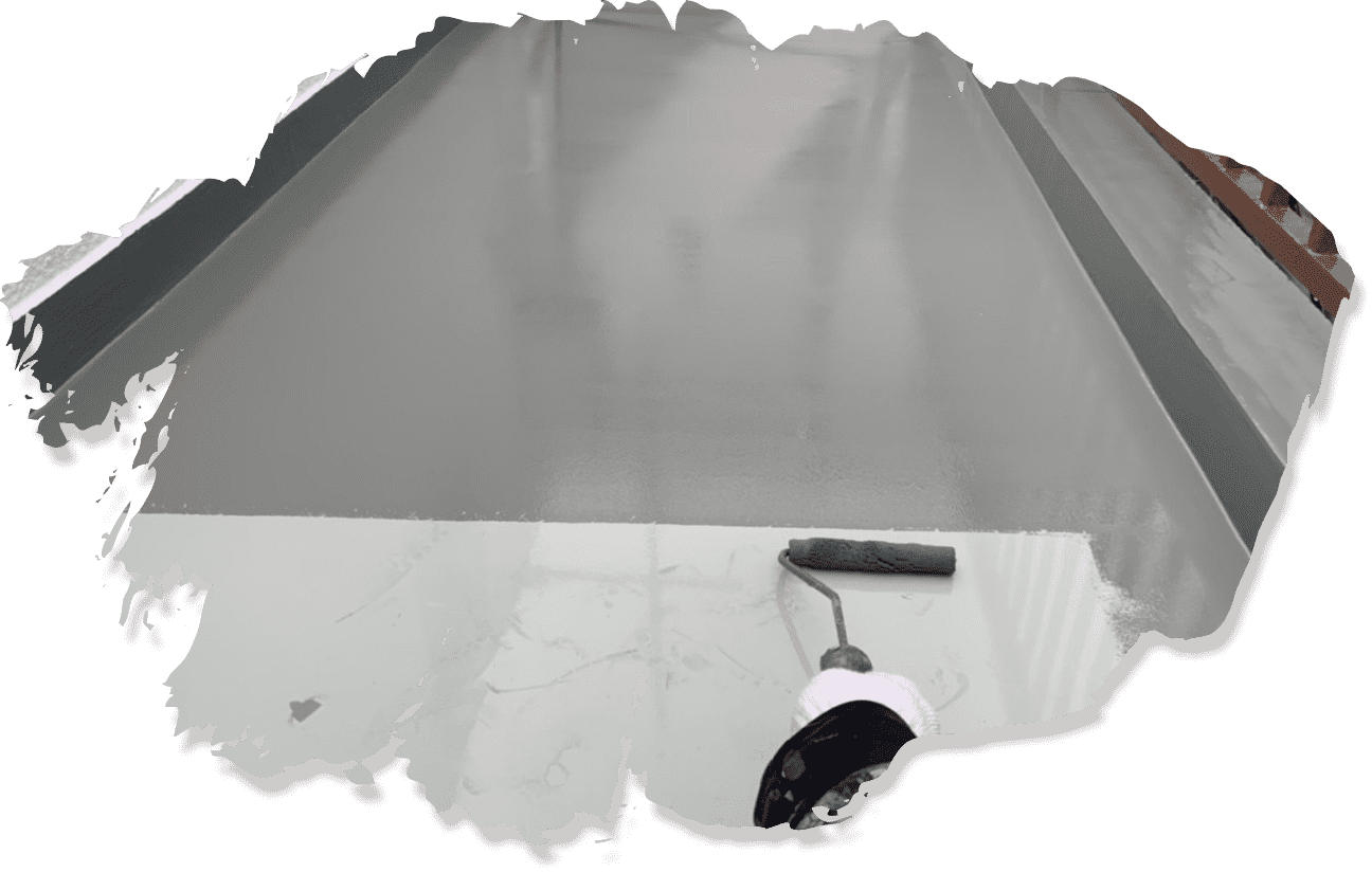 防水層を塗布中の屋根。塗りたてのグレーの層が光沢を放っている